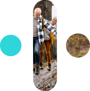 Eldre par balanserer på en tømmerstokk i skogen, med trær og natur som bakgrunn.